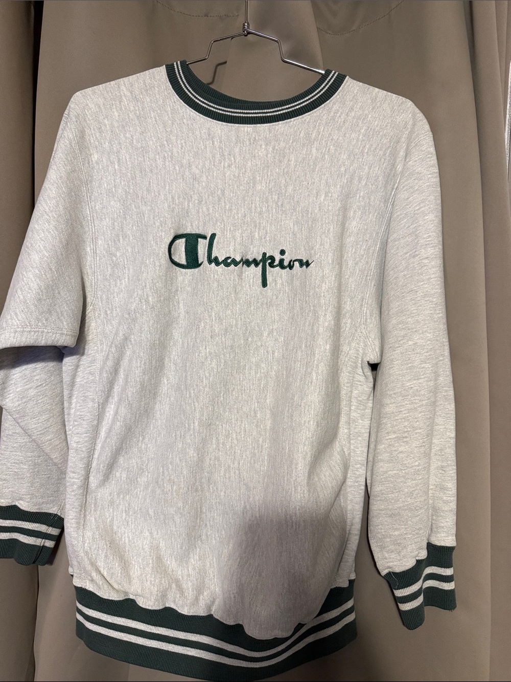 Vintage 90’s Champion Light Gray crewneck Sweatshirt with Dark Green Trim